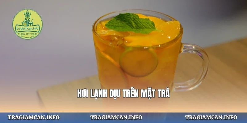 Hơi lạnh dịu trên mặt trà