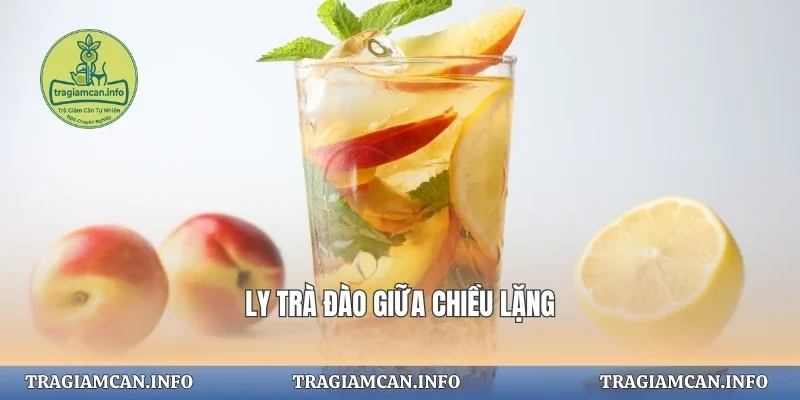 Ly trà đào giữa chiều lặng